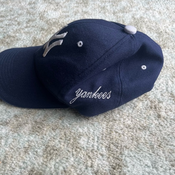 Vintage navy Yankees cap - Picture 2 of 7